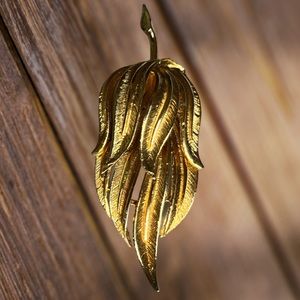 Vintage Coro Layered Flower Leaf Textured Gold Tone Brooch 3”x1” Signed EUC